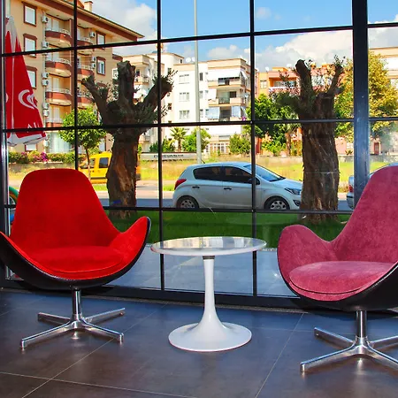 绿色花园套房酒店 阿拉尼亚