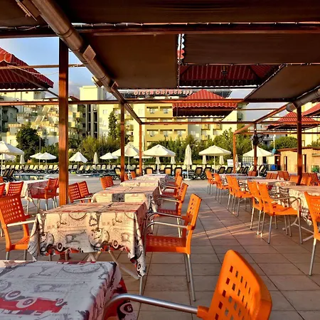 绿色花园套房酒店 4* 阿拉尼亚